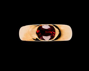 1154. RING, faceted garnet and gold. Weight 13 g.