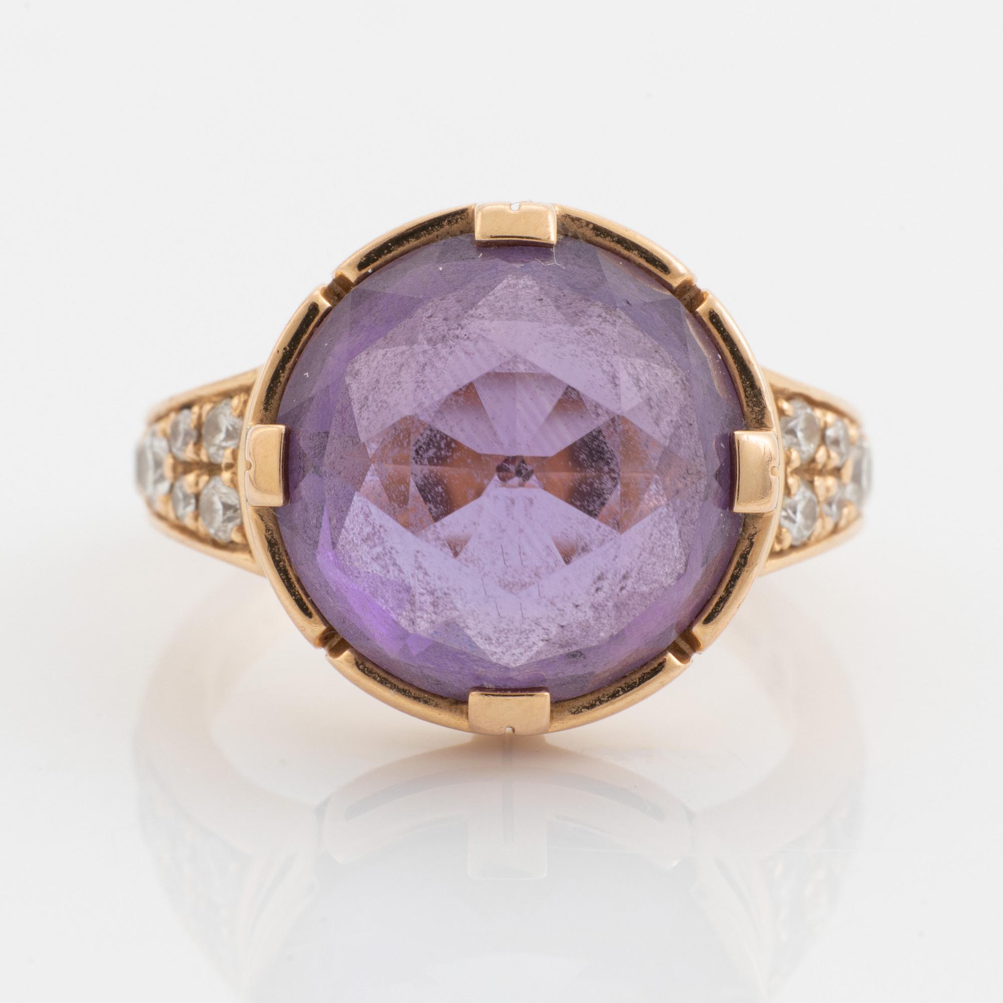 A Bulgari "Parentesi" ring in 18K gold set with faceted amethyst.