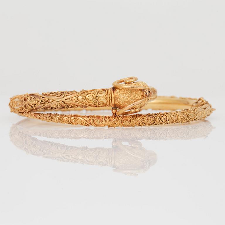 ARMBAND med vädurhuvud och filigranornament, 1860-tal.