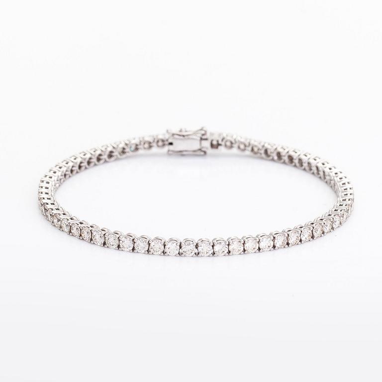 Tennisarmband, 18K vitguld, med briljantslipade diamanter.