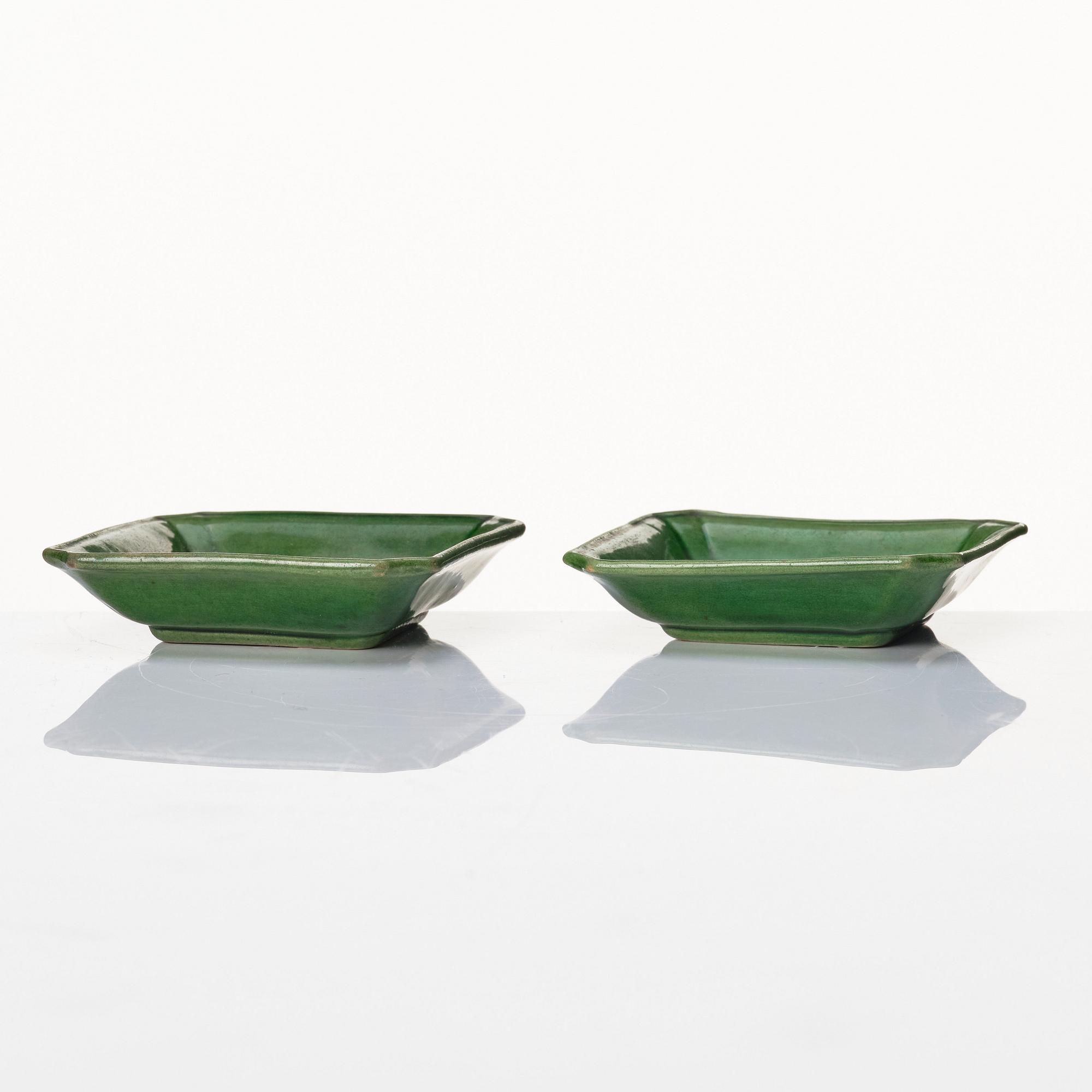 A pair of green glazed four clawed dragon dishes, Ming dynasty, 17th century.