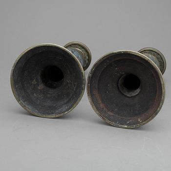 LJUSSTAKAR, ett par, cloisonne, Kina, 1900-tal.