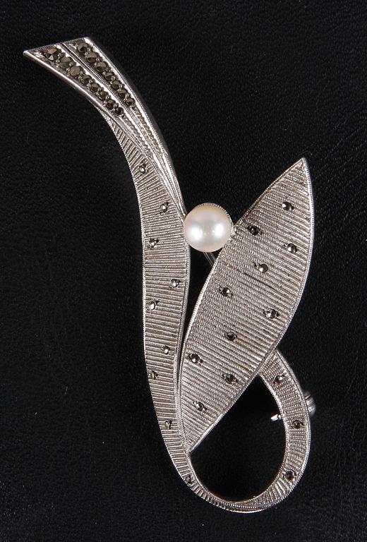 BROSCH, sterlingsilver, pärla och markasiter, Theodor Fahrnaes.