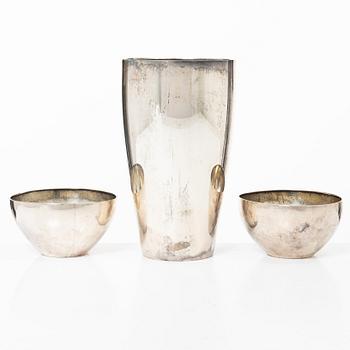 Vas samt två skålar, silver, Sverige 1917-1919.