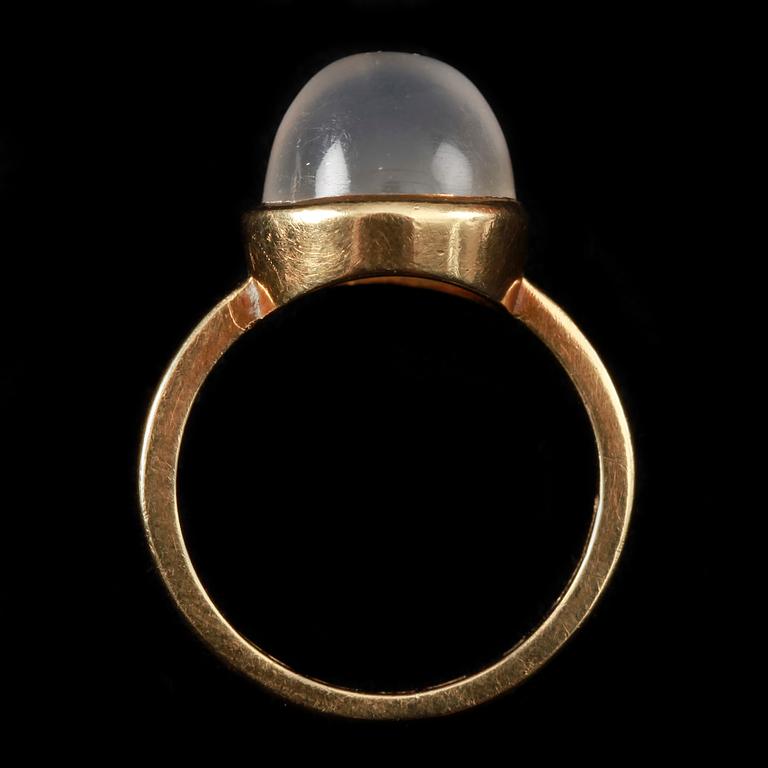 RING, 18k guld med månsten. Wiwen Nilsson, Lund, 1935. Vikt 3,6 g.