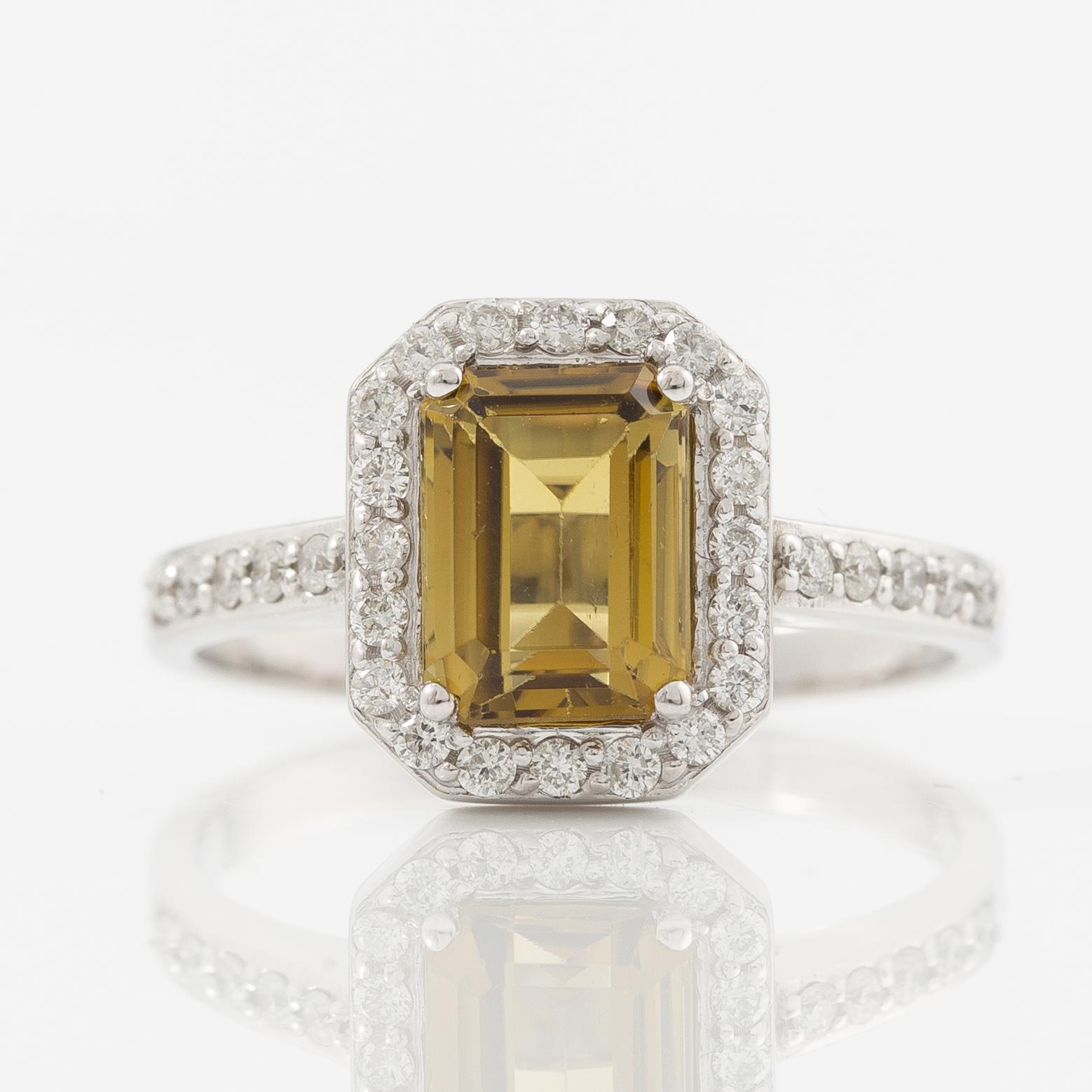 Ring 14K vitguld med turmalin och briljantslipade diamanter.
