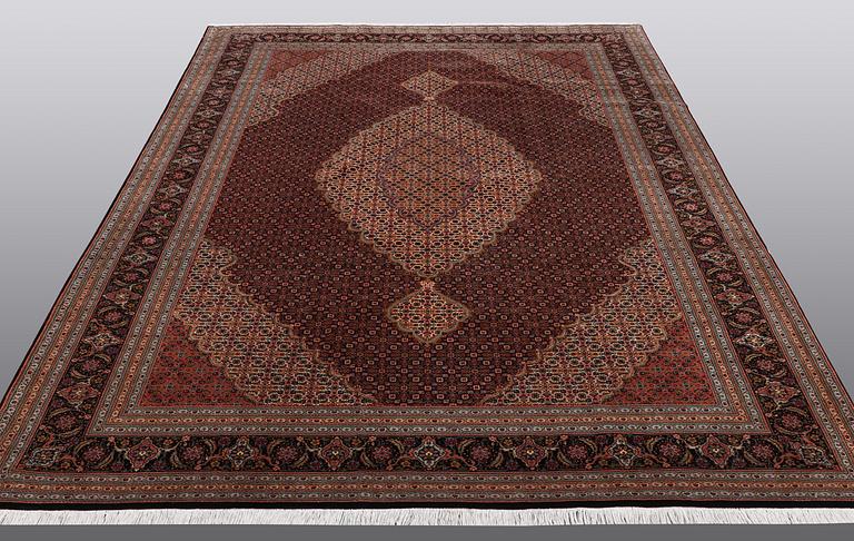 A CARPET, Tabriz, sk Mahi, 60 Raj, 286 x 200 cm.
