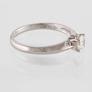 RING, 18K vitguld med briljantslipad diamant 0.47 ct samt 4 små briljantslipade diamanter 0.03 ct. Vikt 3,0 gram.