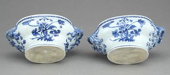 SMÖRTERRINER, ett par, porslin, Kina, Qingdynastin, (1736-1795).