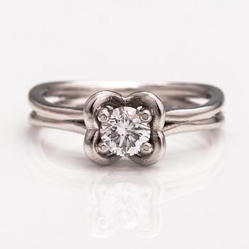 An 18K white gold ring with a ca. 0.33 ct diamond.