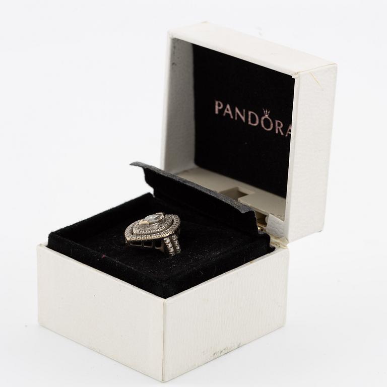 Ring, 18K white gold with a marquise-cut diamond and brilliant-cut diamonds.