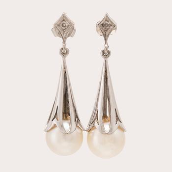 Earrings, a pair of 18K white gold with brilliant-cut diamonds and cultured pearls.