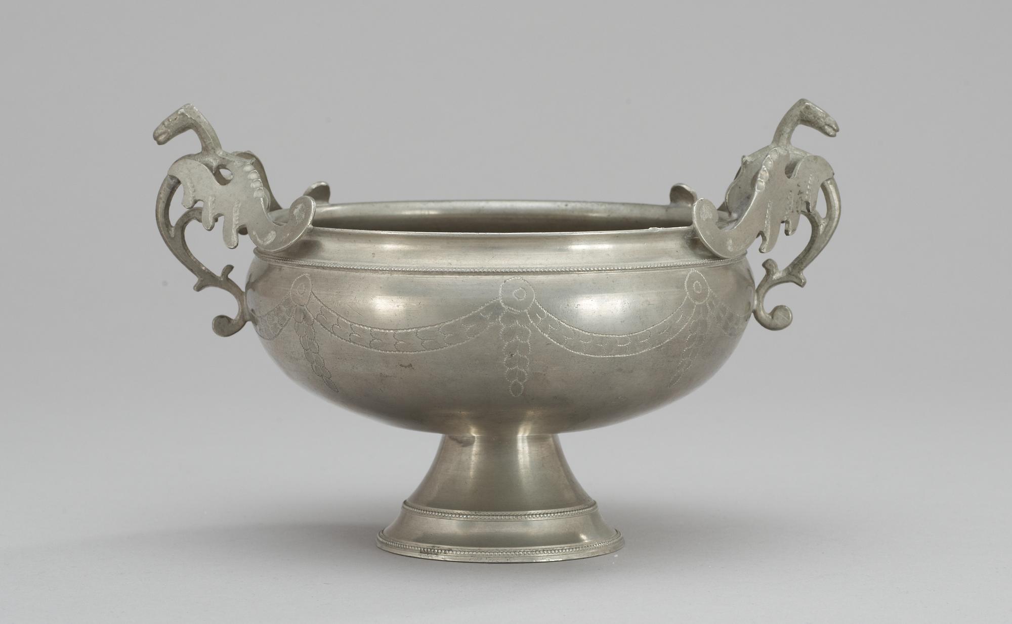 A Swedish pewter bowl, Makers mark by Gottlob F Baumann, Hudiksvall (1789-1826).