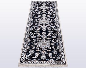 Gallerimatta, Nain, part silk, ca 300 x 77 cm.
