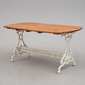 TRÄDGÅRDSGRUPP, fyra delar, metall och trä, Melins, Anderstorp, 1900-talets slut.