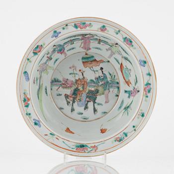 A Chinese famille rose basin / bowl, late Qing dynasty.