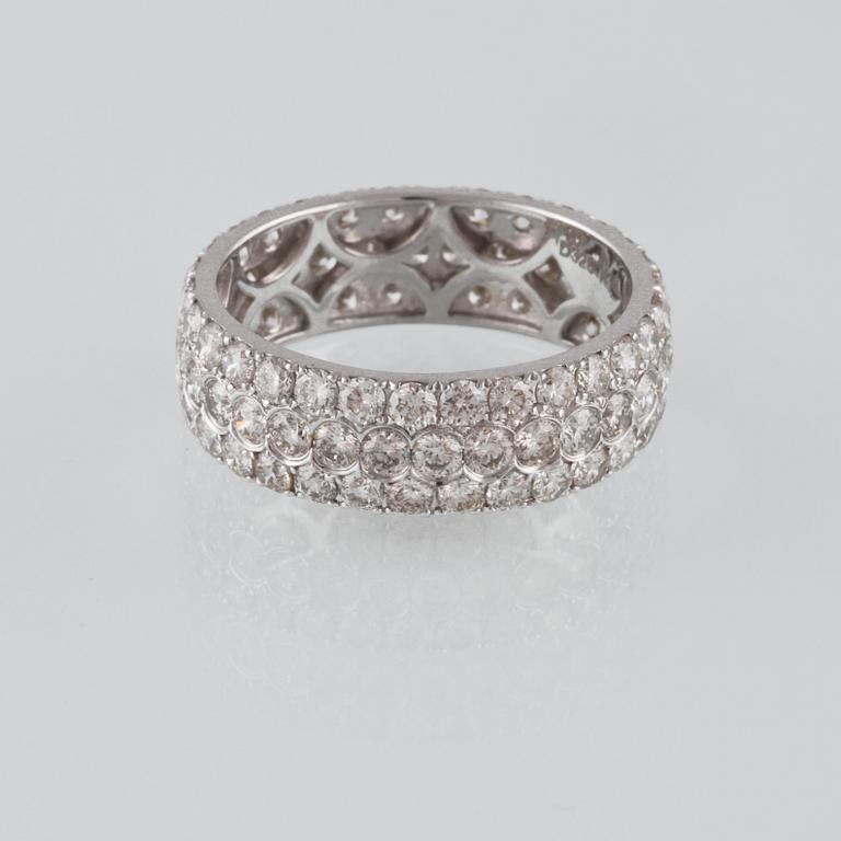 RING, 18K vitguld med 90 briljantslipade diamanter 3.26 ct. Vikt 4,1 gram.