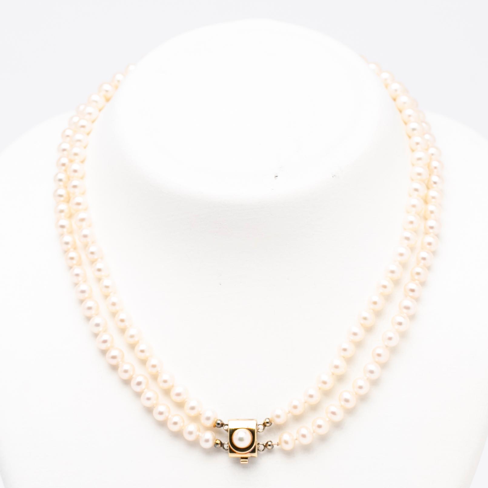 Necklace, freshwater pearls with a clasp in 18K gold.