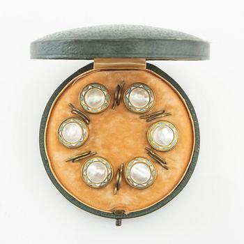 Skjortknappar av mässing med dekor av emalj och pärlemor, 1900-talets början.