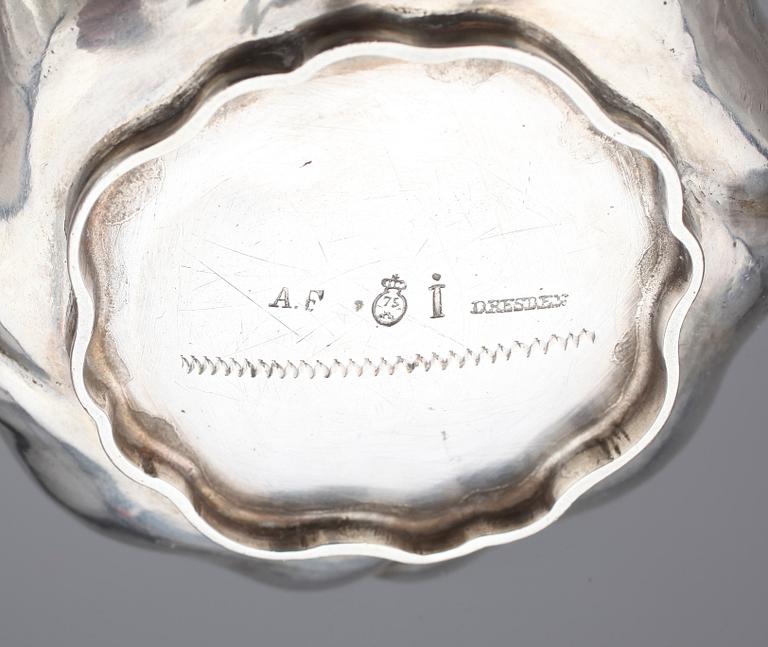 BORDSKLOCKA samt KANNA, silver bla Johan Petter Hedman Norrköping 1831. Totalvikt ca 215 gr.